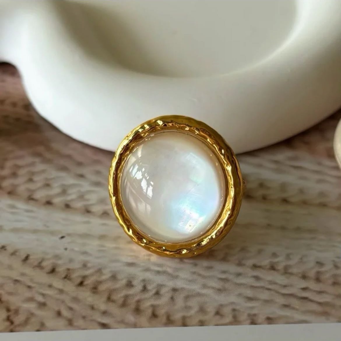 White Shell Ring with Ajustable Open 